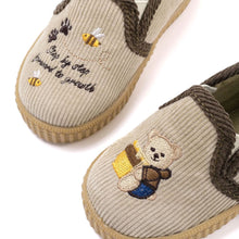 将图片加载到图库查看器,kids beige slip on shoes