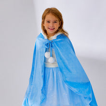 将图片加载到图库查看器，'Winter Girl' Cape
