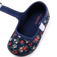将图片加载到图库查看器，girls navy slip on shoes
