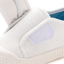 将图片加载到图库查看器，kids white slip-on shoes
