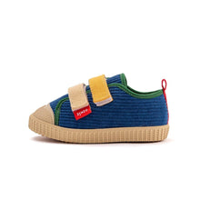 将图片加载到图库查看器，boys fur sneakers
