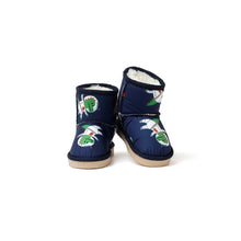 将图片加载到图库查看器，boys navy ugg boots
